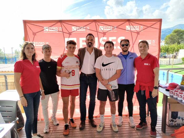 Volem destacar l'èxit organitzatiu dels alumnes de 4t de CAFE sobre el 4t torneig de pàdel universitari. I agrair, al complex Bahia Mar per haver-nos obert de nou les seves portes i a tots els patrocinadors que ens van ajudar i voluntaris i esportistes que van prendre-hi part. 💙
