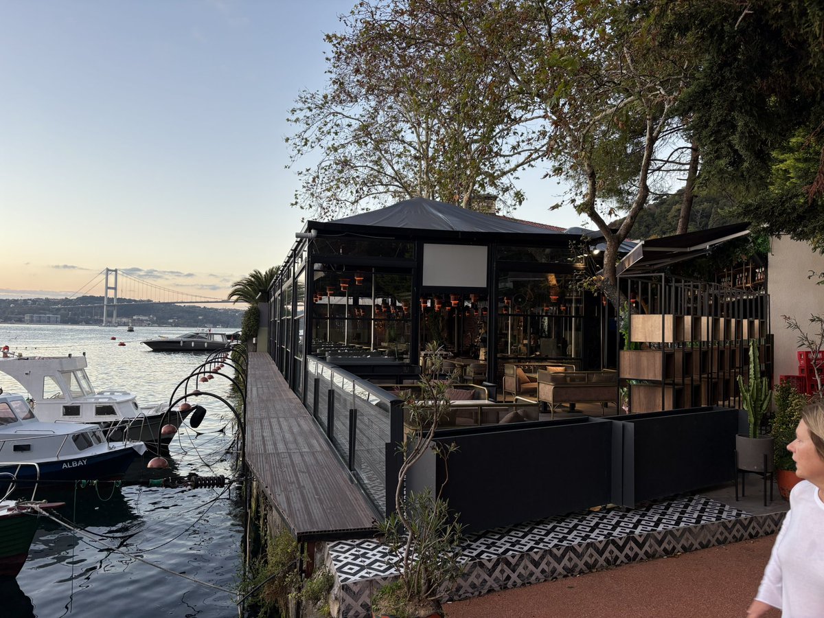 Kamusal alanın işgali. İstanbul Kuruçeşme Parkında önce bir şemsiye iki tabure derken göz açıp kapayıncaya kadar dört başı mamur bir kafe oluşmuş. <a href="/IBBcozummerkezi/">İBB Çözüm Merkezi</a> @ibbbeyazmasa #boğaziçiimarmüdürlüğü #bogaziciimarmudurlugu 
<a href="/BesiktasBel/">Beşiktaş Belediyesi</a>