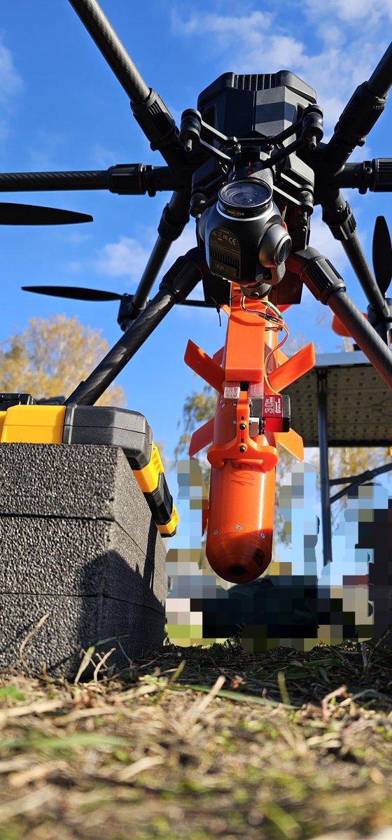 У жовтні зробили великий крок у розвитку технології дронів-роїв. Тестуємо також керовані боєприпаси з різними технологіями. Досі часом бачимо значну похибку, але працюємо над досягненням 90% влучності в площу 2x2 м.

Мета? Менше боєприпасів, більше точності, а отже – більше