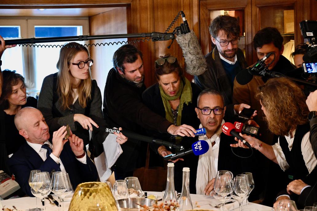 Images du 122e prix Goncourt ! L’annonce par le président Philippe Claudel, l'arrivée du lauréat Kamel Daoud dans le salon Goncourt chez <a href="/Drouant2/">Drouant</a>, son point presse autour de « Houris » (<a href="/Gallimard/">Gallimard</a>), le traditionnel déjeuner entre les académiciens et l’auteur couronné..