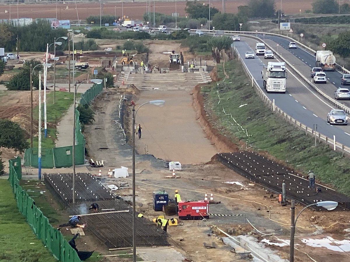 drac_azure's tweet photo. Me he pasado por Pino Montano para ver qué tal los avances del metro y aunque algo (mínimo) avanza yo creo que el mejor resumen es la sevillana de Los Romeros que dice:

“Y todo sigue igual
Que cuando te esperaba
Que cuando te esperaba
Incluso me senté
Por ver si tú llegabas”🎶🎶 https://t.co/FgK4zQSgGm