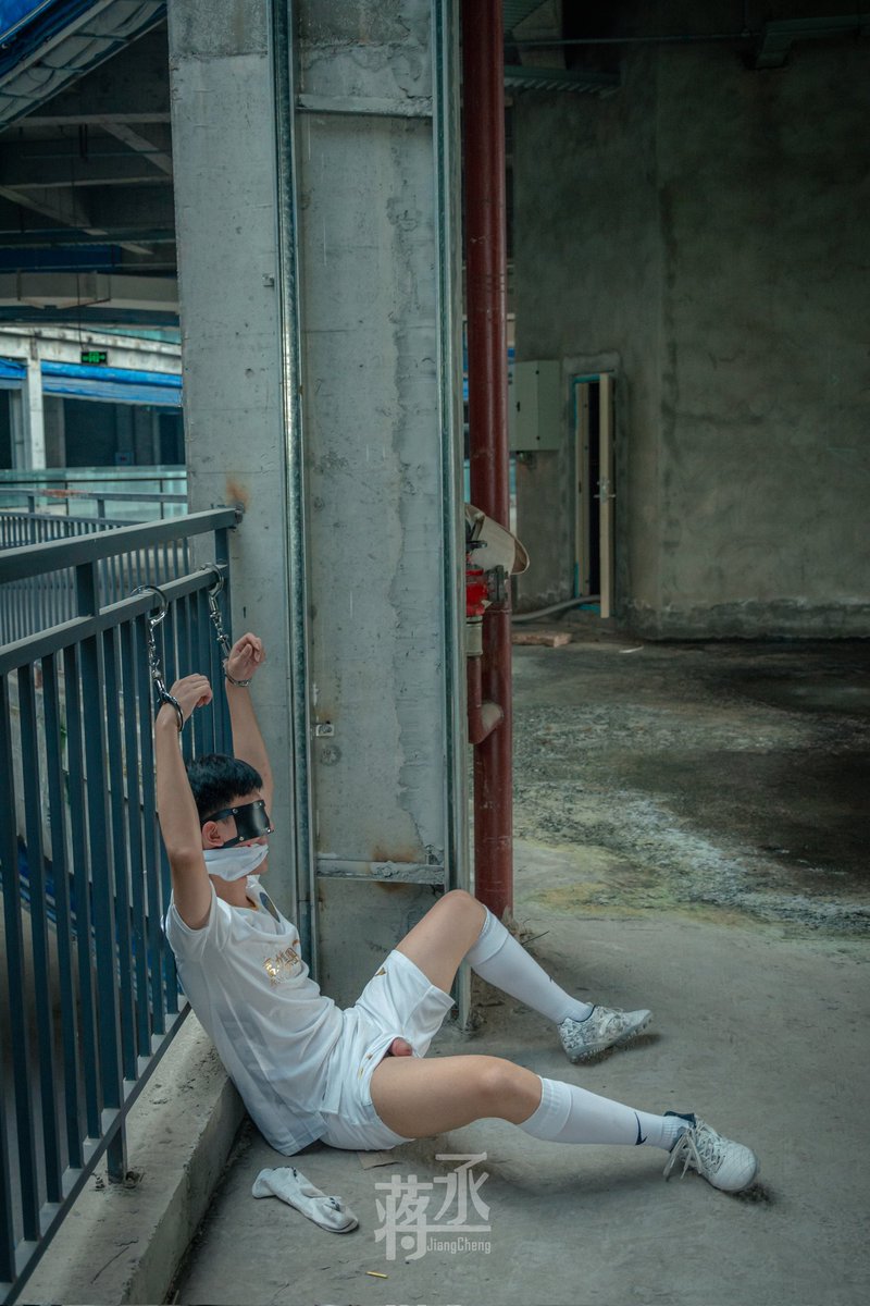 锁进魔窟
模特：<a href="/Soccer_XiaoHao/">🦁XiaoHao</a>
📷：<a href="/JiangChengDH/">蒋丞</a>