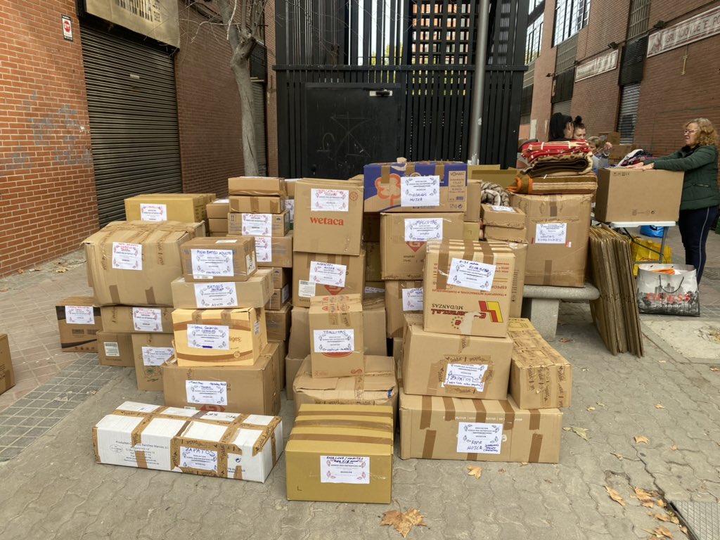 Tras hablar con la Federación de AAVV de Valencia <a href="/FedVeinalVLC/">Federació d'Associacions Veïnals de València</a> , Delegación de Gobierno y la Federación Madrileña de Municipios todas coinciden en que de momento no es necesario enviar más productos de ayuda, después de las exitosas recogidas de estos días. #DANAsolidaridad