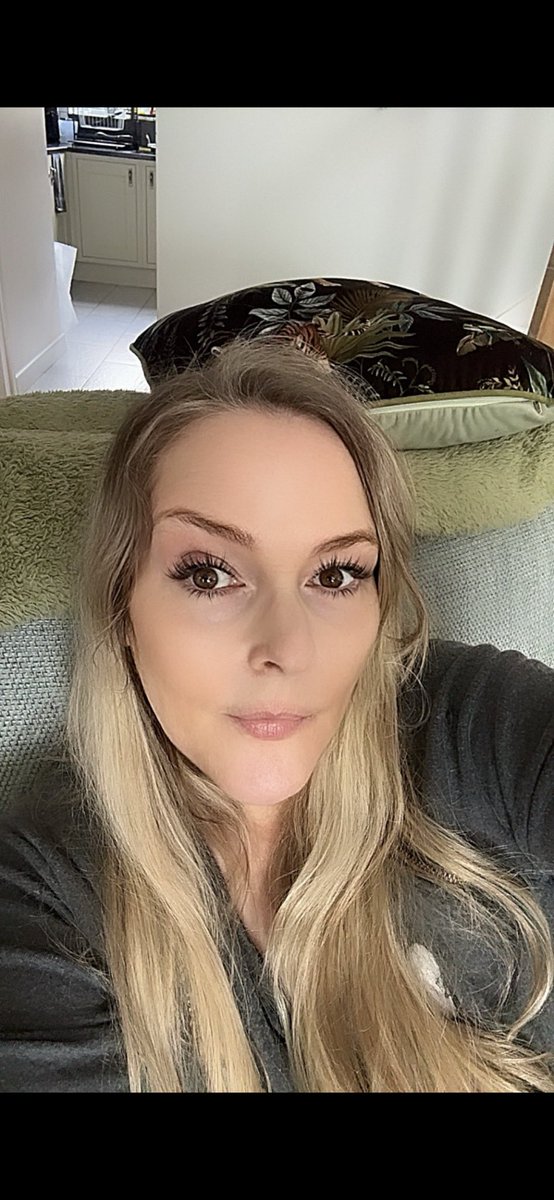Goddess Findom Pay Tribute
Feeling naughty 😈