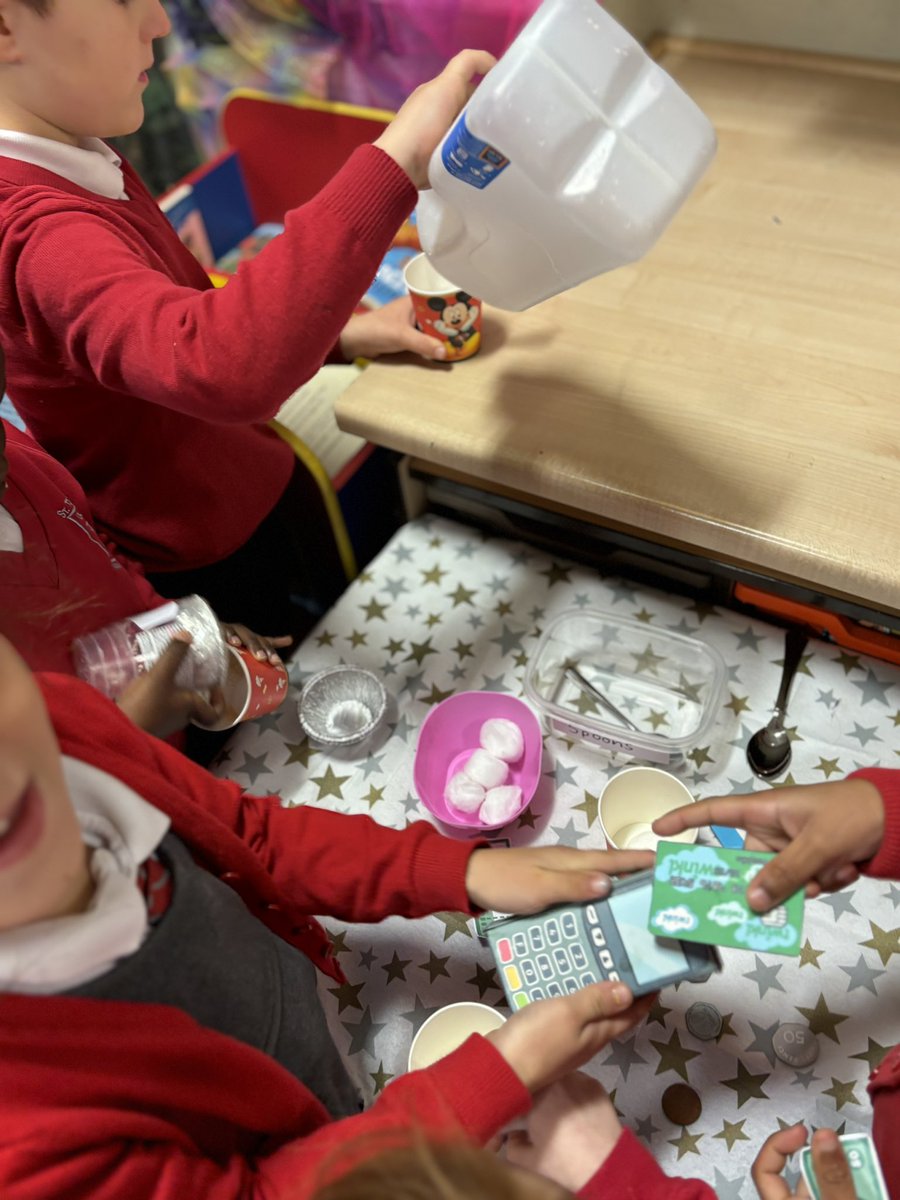 MrsMcCloskeyCa1's tweet image. We also have a hot chocolate cafe - the  chdn enjoyed using our new ‘chip and pin’ machine 💴 #reallifecontexts @PPGlasgow @StTeresasPS