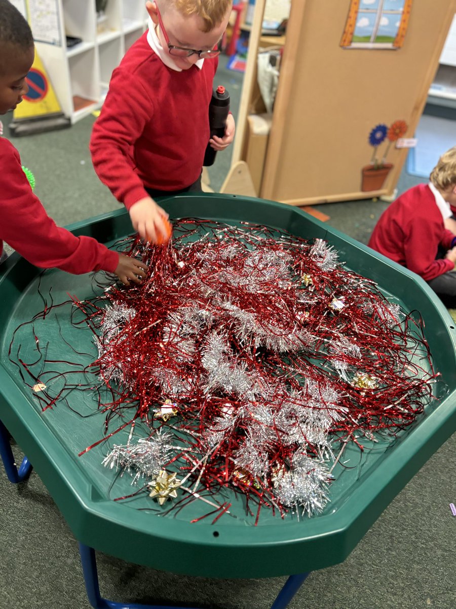 This week’s sensory tuff tray provocation was very popular! The pupils had so much fun creating firework shapes and exploring the materials together! <a href="/PPGlasgow/">Play Pedagogy</a> <a href="/StTeresasPS/">St. Teresa's Primary</a>