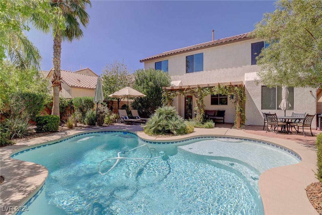 THENITROGROUPLV's tweet photo. 11242 Fiesole Street, Las Vegas, NV 89141 JUST SOLD🔥 Contact us for assistance in doing the same with your property. SCOTT JONES 702-300-7494 ✍️ CALL TODAY  
The buyer was first to see this home at my Open House 🏡 
THE NITRO TEAM @ REALTY ONE GROUP ☝️ 
BE FIRST NOT LAST! https://t.co/xUKGMbBSQO