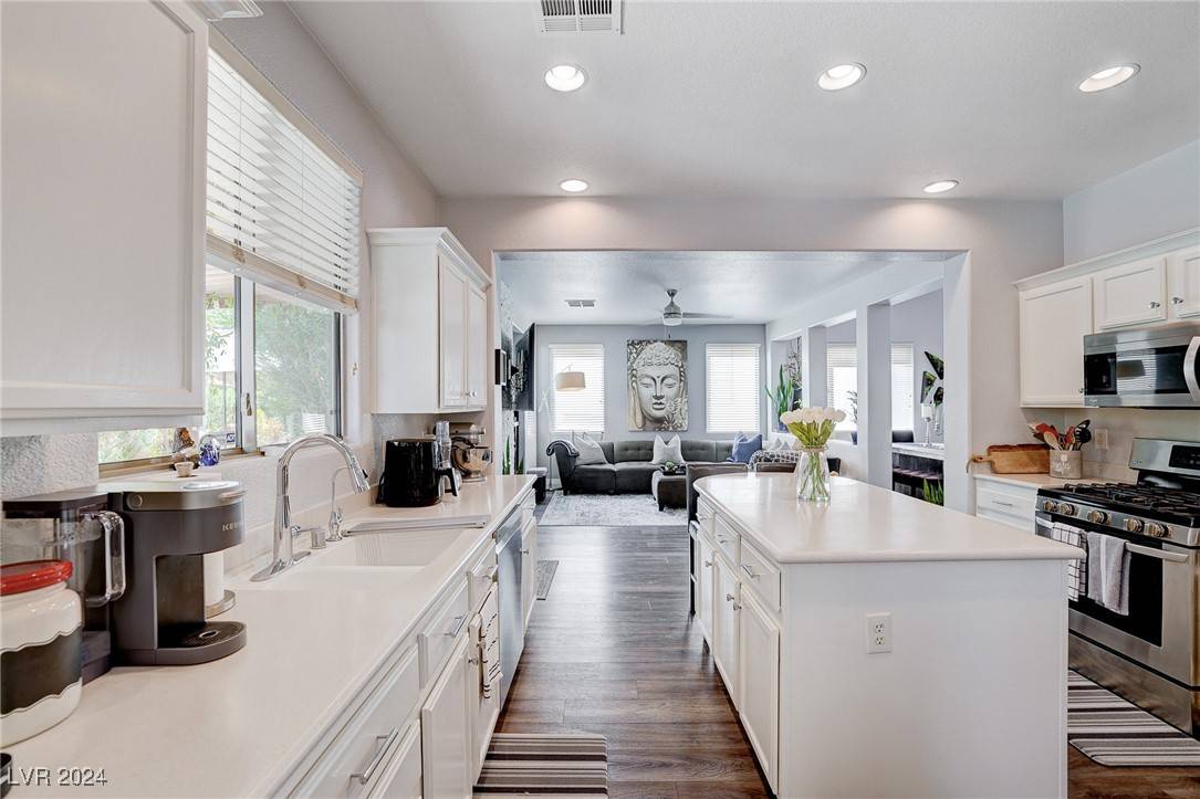 THENITROGROUPLV's tweet photo. 11242 Fiesole Street, Las Vegas, NV 89141 JUST SOLD🔥 Contact us for assistance in doing the same with your property. SCOTT JONES 702-300-7494 ✍️ CALL TODAY  
The buyer was first to see this home at my Open House 🏡 
THE NITRO TEAM @ REALTY ONE GROUP ☝️ 
BE FIRST NOT LAST! https://t.co/xUKGMbBSQO
