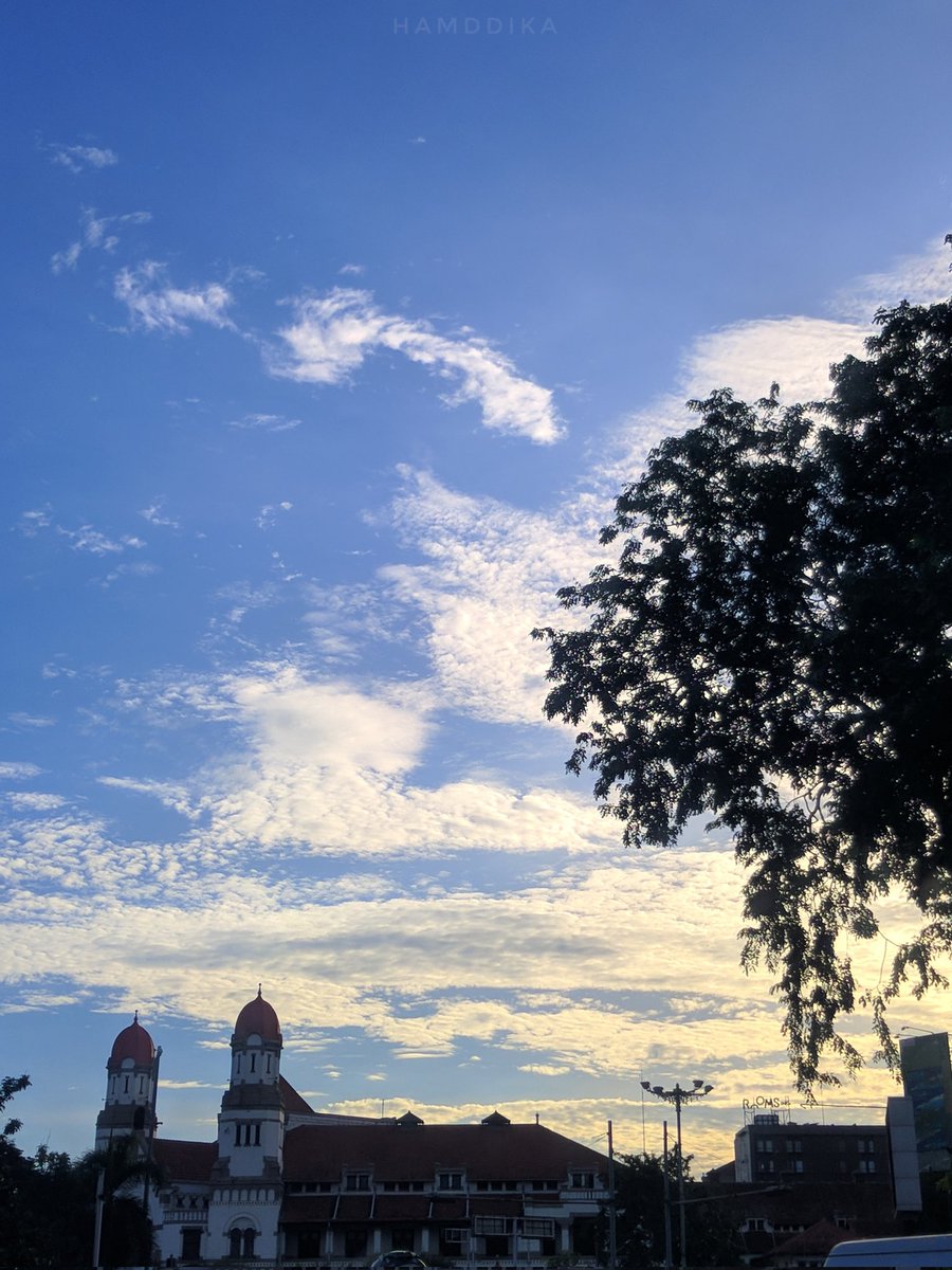 Morning Skies and a Pinch of Lawang Sewu. 
#portraitphotography #photographicart #photoghraphy #photograph #skies #lawangsewu #indonesian #Photographie