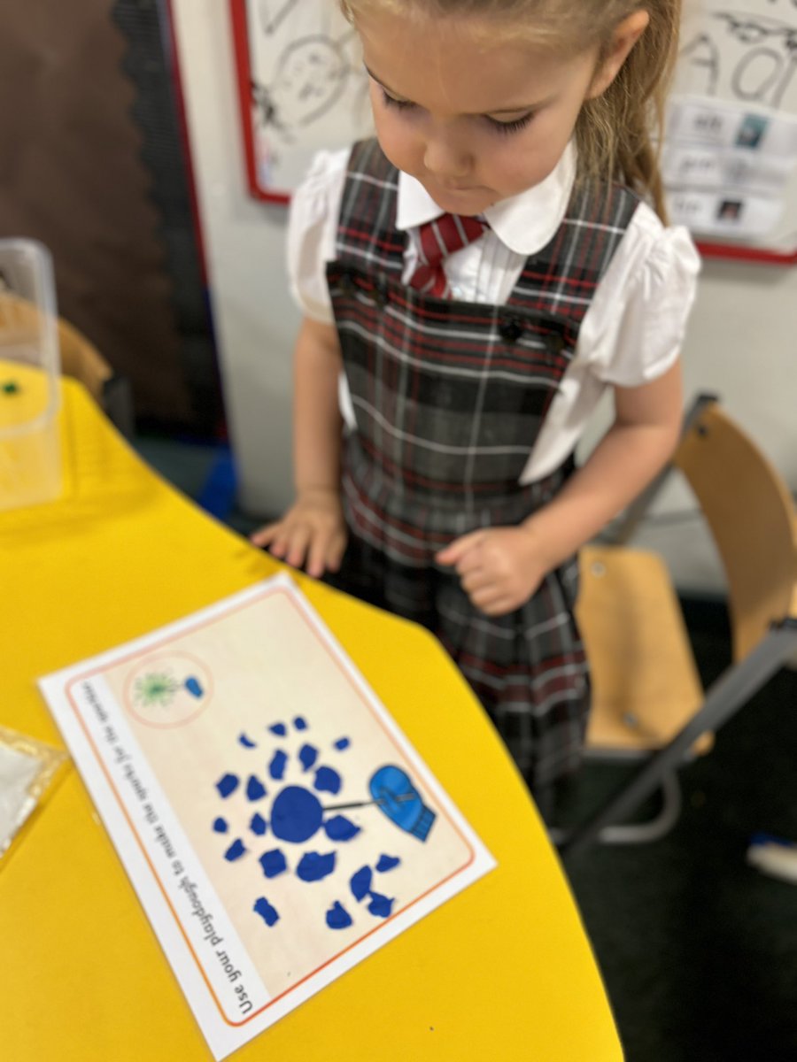 Funky fingers station gave pupils opp to create firework patterns using the dough! <a href="/StTeresasPS/">St. Teresa's Primary</a> <a href="/PPGlasgow/">Play Pedagogy</a>