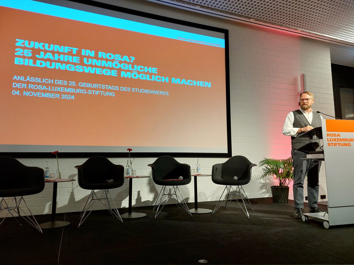 @jankortemdb m. Erfahrungen als ehemaliger <a href="/rosaluxstiftung/">🔴 Rosa-Luxemburg-Stiftung</a> Stipendiat. Er begründet den Sinn dieser Förderun insbes. f. Erstakademiker*innen aus Familien ohne akademische Bildungserfahrungen; m. bissigem, kritisch-marxistischen Blick auf die Umstände. <a href="/dielinkebt/">Die Linke im Bundestag</a> @dielinke