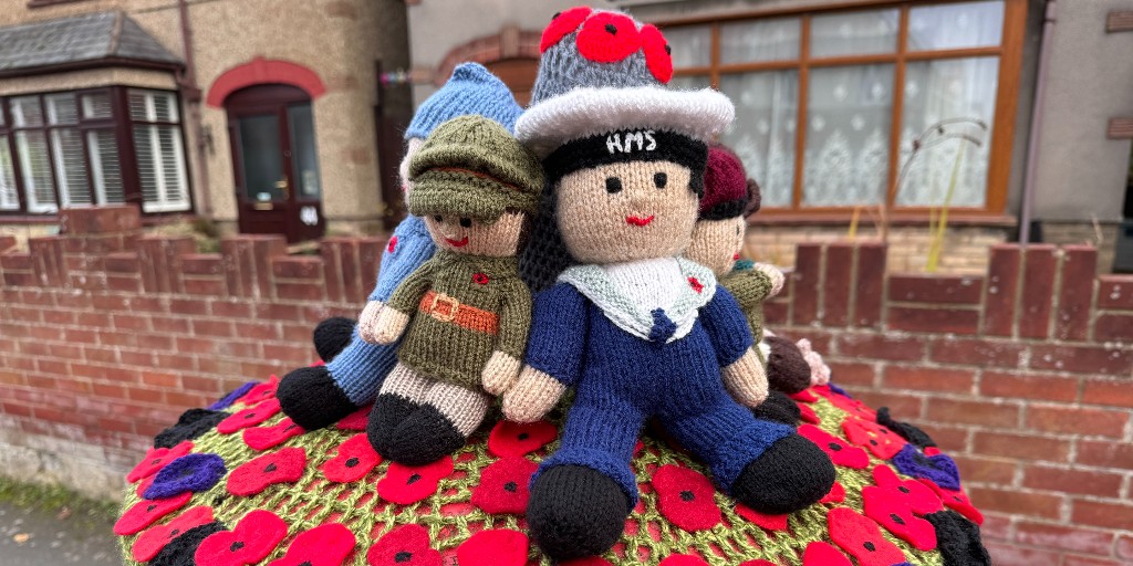 As we approach Remembrance Sunday, this amazing postbox topper on Layer Rd honours our armed forces who have died in the line of duty.❤️

We understand we have nearby resident Irene to thank for these incredible creations that have been popping up on the street all year long.🧶👏