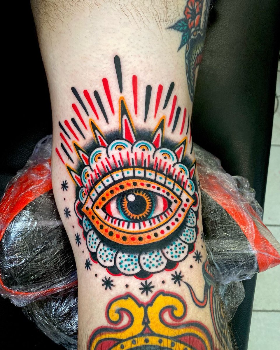 Knee ditch trad banger from Isra Almagro using Killer Ink tattoo supplies! # tattoo #traditional, image size:960x1200