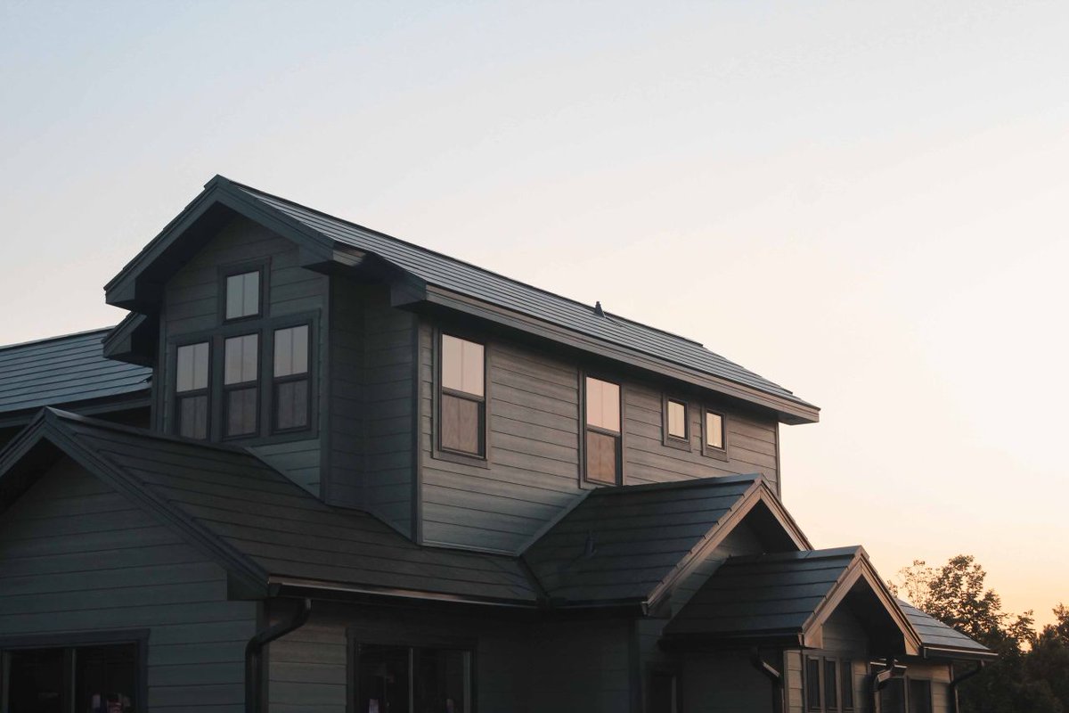 Gorgeous Tesla Solar install by the KPost Company. Gotta love golden hour. This install is in Fort Smith, Arkansas. 13.76 kW system with 2 Powerwall 3s. This home now generates 21,857 kWh of clean energy annually. Sustainability meets aesthetics. This is the future of energy
