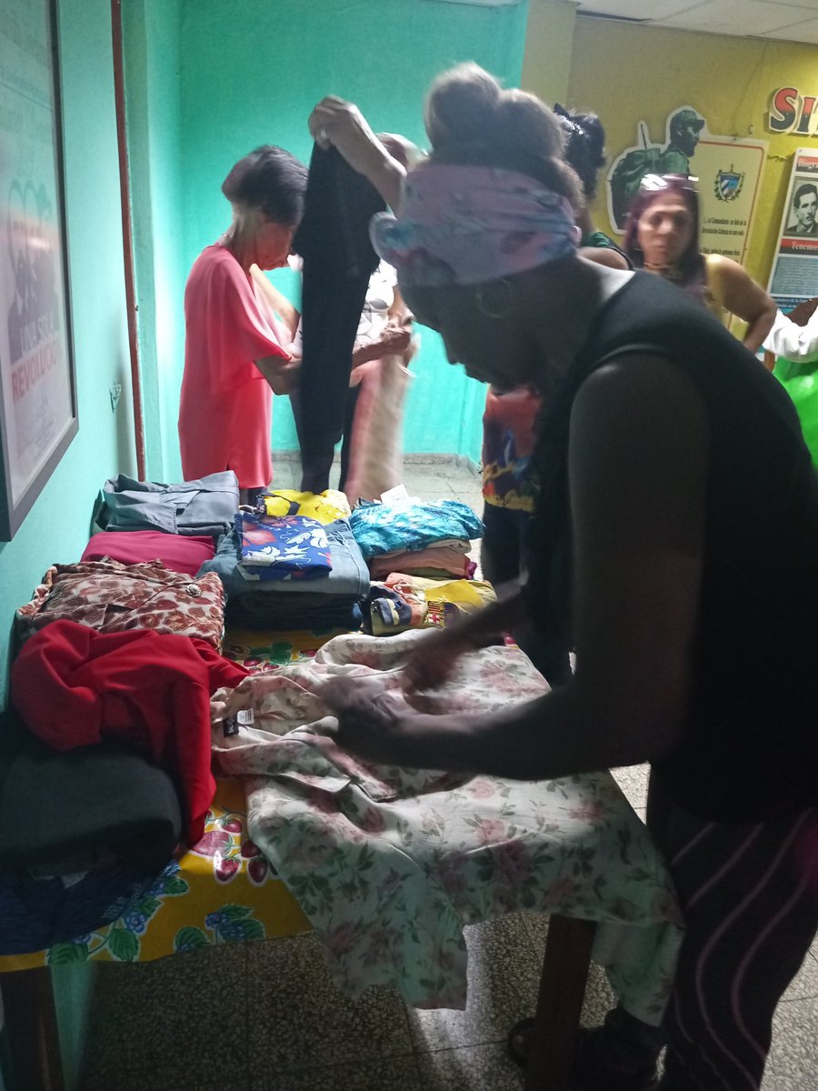 ESAStgo's tweet photo. La empresa de suministro agropecuario Santiago de Cuba realiza donativos para ayudar a los hermanos de la provincia Guantánamo. Un gesto solidario y de mucho amor 
Entre todos sumaron esfuerzos para brindar su humilde contribución.
#Fuerza Guantánamo https://t.co/b9tBXZgfSw