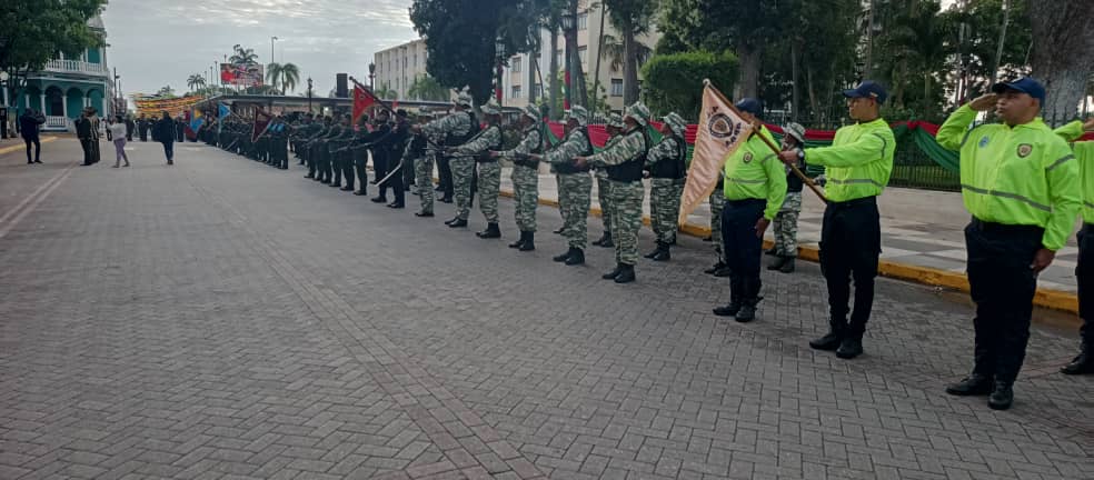 uei132's tweet photo. La Unidad Especial Lanceros del @132arichuna fue la encargada de representar a nuestra @Milicia_B1 del estado Lara en la Izara y la Arriada de Bandera. @CEOFANBVE  @dhernandezlarez @vladimirpadrino @ReinaldoABB 
Hoy más que Nunca, Dudar es Traición. Integrar es Vencer. https://t.co/ejW9bCjOqS
