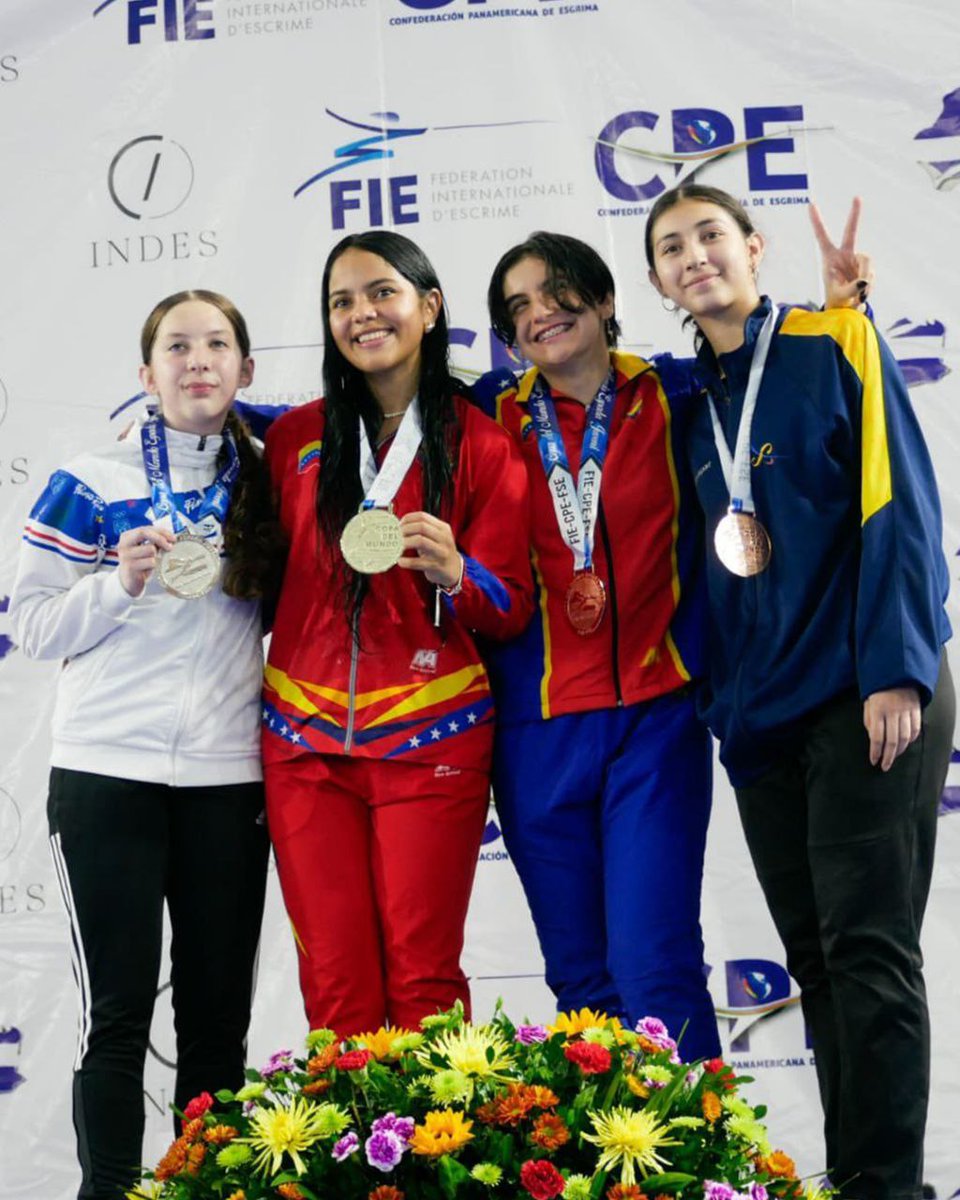 yuandergil_'s tweet photo. 🥹¡Qué orgullo! Venezuela ganó la Copa del Mundo Juvenil de Esgrima en El Salvador. 

💪🏼Le ganamos a Costa Rica, Colombia y Puerto Rico. Victoria Guerrero ganó oro, el equipo femenino ganó oro y María Tuozzo ganó bronce.

🫶🏼¡Felicitaciones a nuestras guerreras! https://t.co/whIIGMgEYf