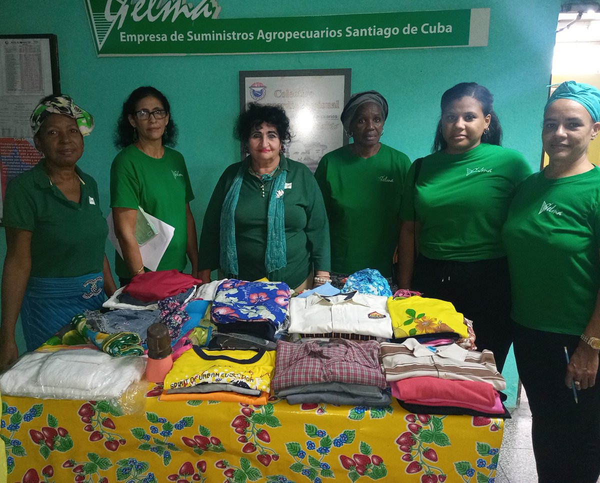 ESAStgo's tweet photo. La empresa de suministro agropecuario Santiago de Cuba realiza donativos para ayudar a los hermanos de la provincia Guantánamo. Un gesto solidario y de mucho amor 
Entre todos sumaron esfuerzos para brindar su humilde contribución.
#Fuerza Guantánamo https://t.co/b9tBXZgfSw