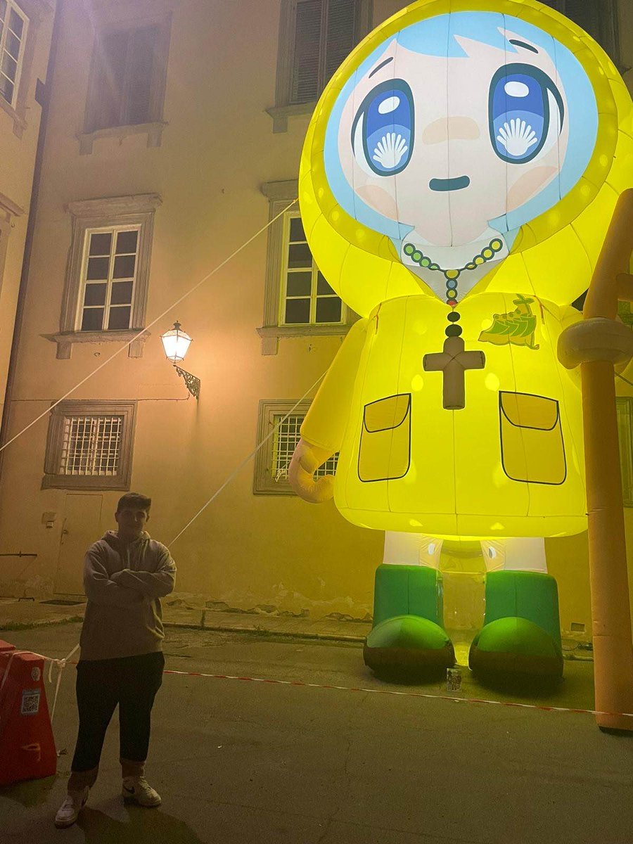 TomatoPacodev's tweet photo. I found Luce.

#Luce #luce_vatican #pic_with_luce
#FRIEND_INSIDE_ME https://t.co/Pxpvy043H4