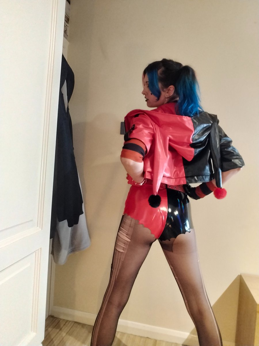 HannahFloop's tweet photo. Non PG arguably better pictures of my Harley Quinn outfit x https://t.co/FEuuwwPZYf