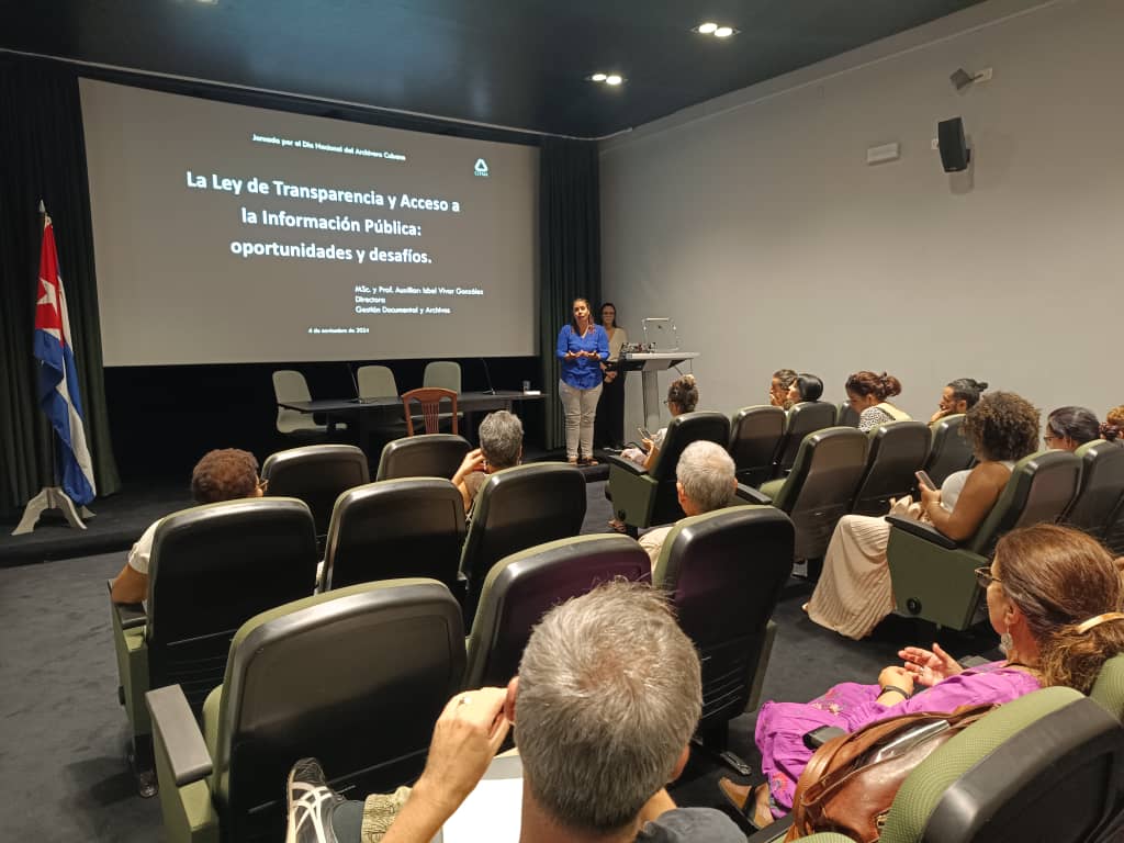 DirDGDyA's tweet photo. Conferencia sobre la Ley de Transparencia y Acceso a la Información Pública impartida por @IsbelVG en evento organizado por la Subdirección de Patrimonio Documental de la OHC por el Día del Archivero Cubano
@citmacuba
@ArmandoRguezB
@adianez_taboada
@SANTANACITMA
#Cubarchivos https://t.co/CtEexluu6Q