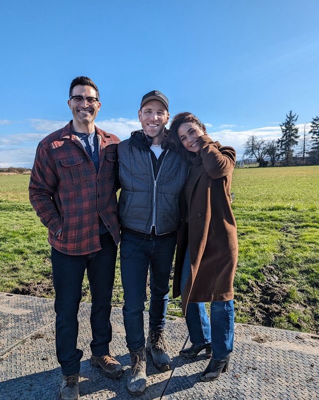 Clark and Lana reunite!

Director Ian Samoil shared a new BTS from #SupermanAndLois 4x06 featuring <a href="/tylerhoechlin/">Tyler Hoechlin</a> &amp; <a href="/echriqui/">Emmanuelle Chriqui</a> from the sets of the Kent Farm.