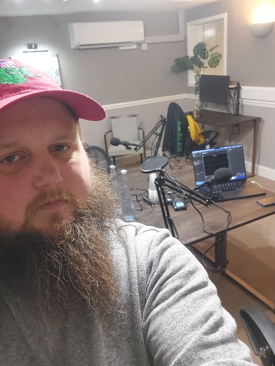 angusmaroon's tweet image. We are so back baby! Season 2, episode 2 getting recorded RIGHT NOW @SippingPointPod