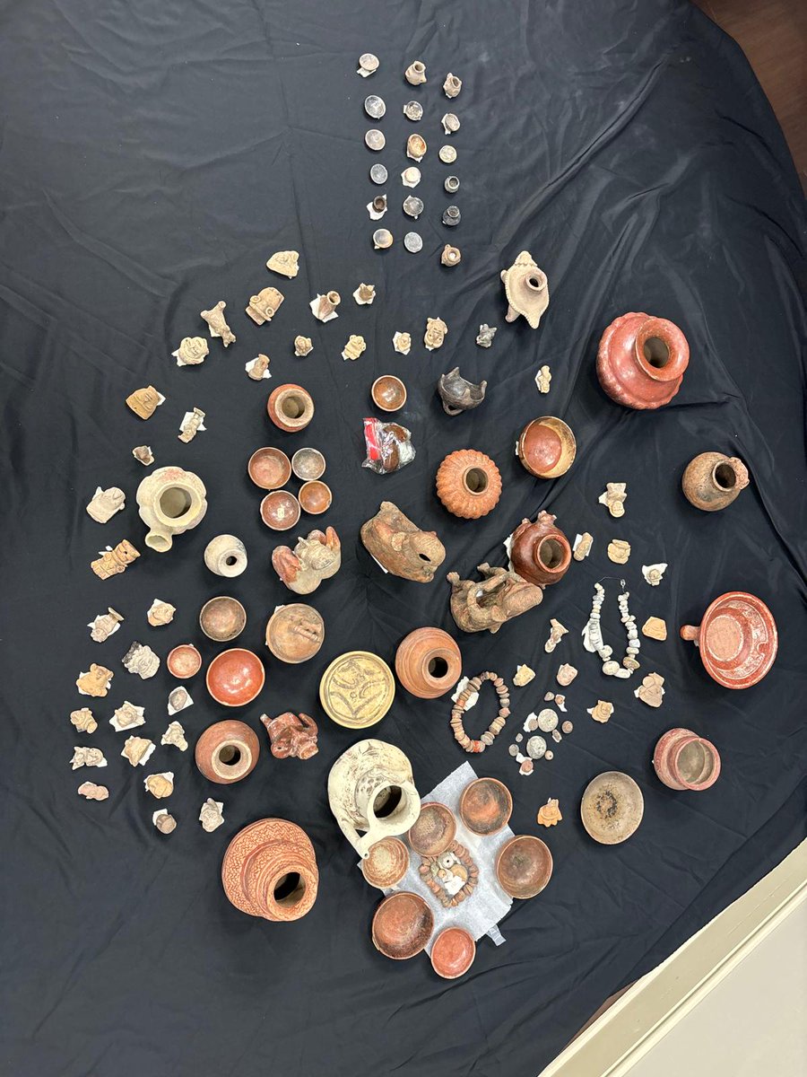 SRE_mx's tweet photo. 📸 La @SRE_mx, a través del @ConsulMexOrl, logró la repatriación de piezas arqueológicas que estaban en posesión de un particular en San Petersburgo, Florida, quien de manera voluntaria decidió restituirlas a nuestro país.

Entre las 182 piezas recuperadas se encuentran creaciones elaboradas en el occidente de México, durante el periodo Clásico mesoamericano (100 - 400 d. C.), así como cinco fragmentos de figurillas antropomorfas en barro provenientes del Altiplano Central, las cuales datan del periodo Preclásico mesoamericano (200 a. C. - 200 d. C.). Estas piezas son un valioso legado de nuestras raíces y patrimonio cultural.

Nuestro agradecimiento a quienes contribuyen a la protección y recuperación del patrimonio cultural de México.

#OrgulloMexicano
#MiPatrimonioNoSeVende