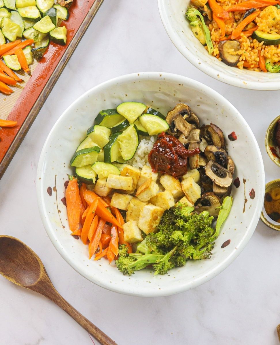 cheaplazyvegan's tweet photo. Now you can enjoy Bibimbap with half the effort! 🔥
➡️ Recipe https://t.co/IWX93S64KD

#cheaplazyvegan #vegankorean #veganrecipes #veganrecipe  #easyrecipes #lazyrecipes #cheapvegan #vegetarianrecipes #veganbibimbap #bibibamprecipe #bibimbap #koreanbibimbap #koreanrecipe https://t.co/QTtUXsNvSy