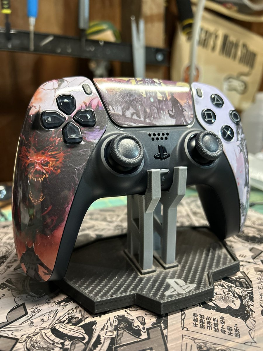 CesarsDesigns's tweet photo. Bloodborne Custom 
.
#cgdcustoms #bloodborne #gamer #ps5 #hydrodip https://t.co/5zuGnldqq9