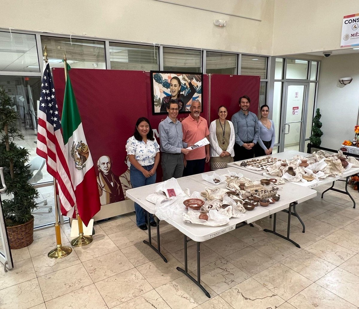 SRE_mx's tweet photo. 📸 La @SRE_mx, a través del @ConsulMexOrl, logró la repatriación de piezas arqueológicas que estaban en posesión de un particular en San Petersburgo, Florida, quien de manera voluntaria decidió restituirlas a nuestro país.

Entre las 182 piezas recuperadas se encuentran creaciones elaboradas en el occidente de México, durante el periodo Clásico mesoamericano (100 - 400 d. C.), así como cinco fragmentos de figurillas antropomorfas en barro provenientes del Altiplano Central, las cuales datan del periodo Preclásico mesoamericano (200 a. C. - 200 d. C.). Estas piezas son un valioso legado de nuestras raíces y patrimonio cultural.

Nuestro agradecimiento a quienes contribuyen a la protección y recuperación del patrimonio cultural de México.

#OrgulloMexicano
#MiPatrimonioNoSeVende
