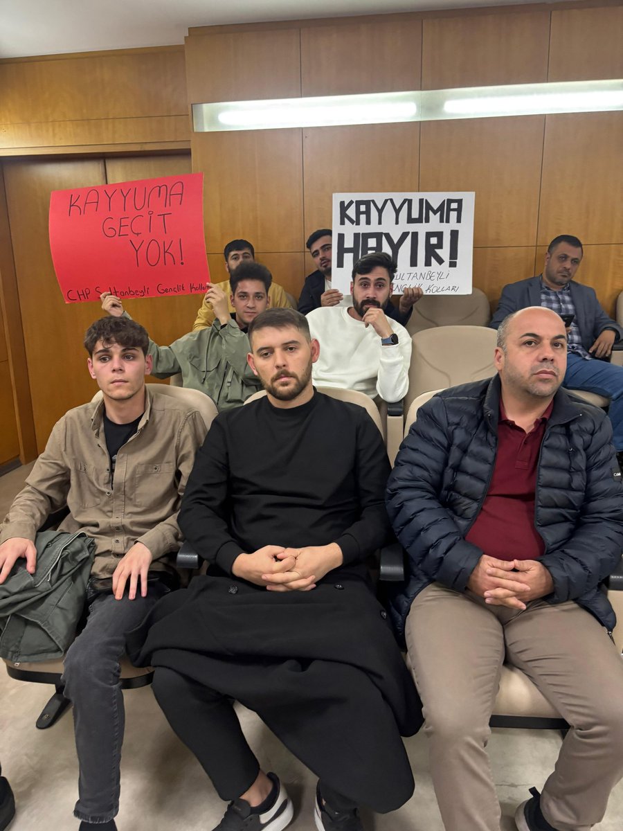 chpsultanbeylig's tweet photo. CHP Sultanbeyli Gençlik Kolları olarak; halkın iradesinin gaspıyla atanan kayyumlara karşı ve tutuklanan Esenyurt Belediye Başkanımız Ahmet Özer'in sesi olmak adına, Belediye Meclis Üyelerimizle birlikte Belediye Meclis Toplantımızda sessiz protesto gerçekleştirdik. https://t.co/JlRAHh1srJ
