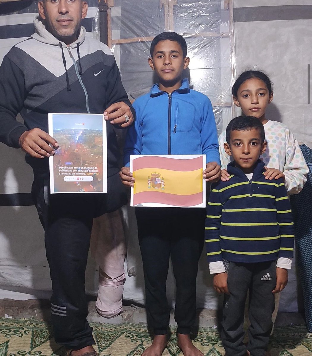 This is Hasan Abukraim. His house was bombed in 2006, and his left leg was amputated back then. He became the captain of the Palestinian amputee football team.

Him and his kids also wanted so show support to Spain and Valencia 🇵🇸🇪🇸