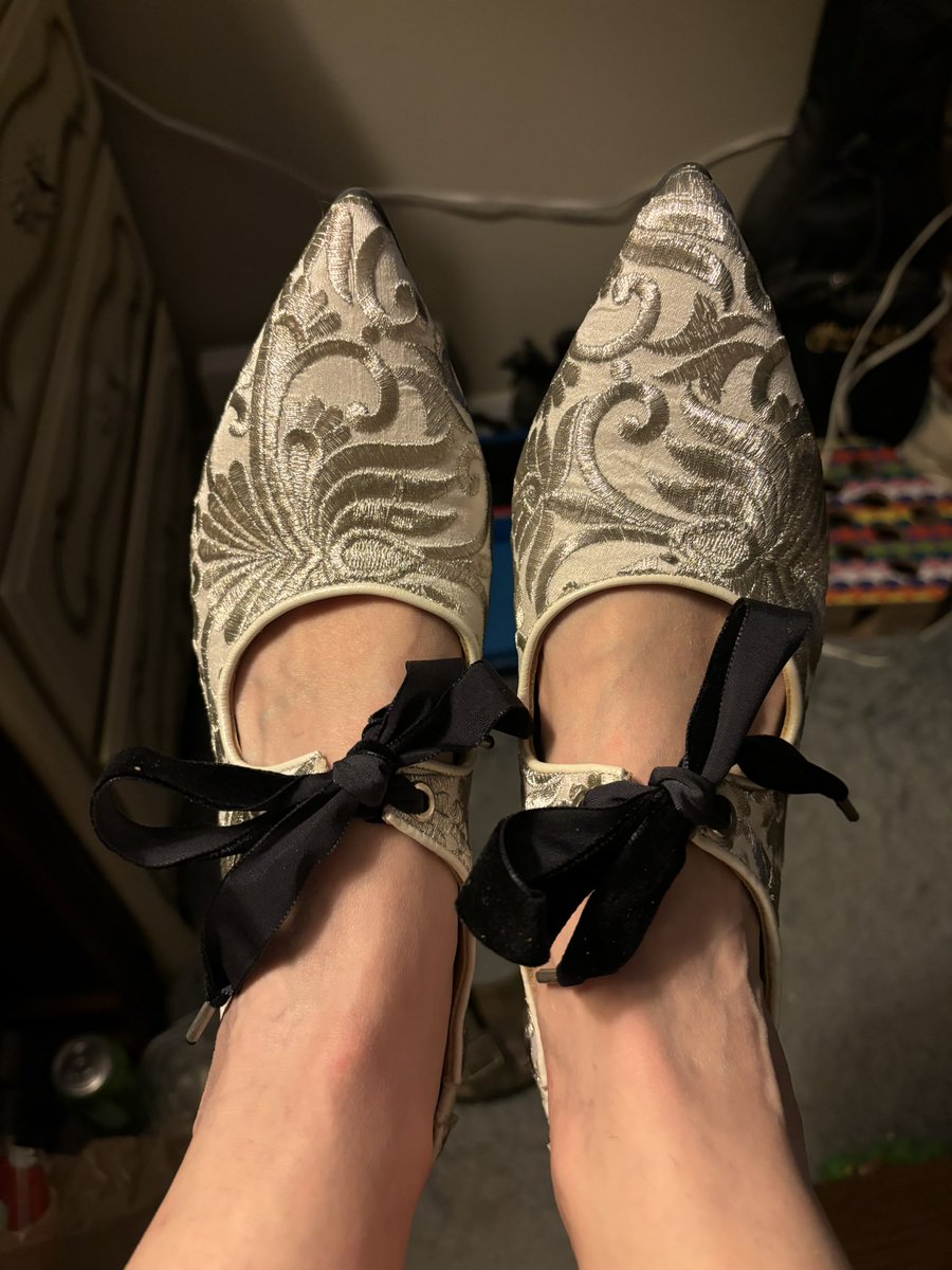 kathryn_kulp's tweet photo. Beautiful new shoes #fluevog https://t.co/wezwYmSuNW