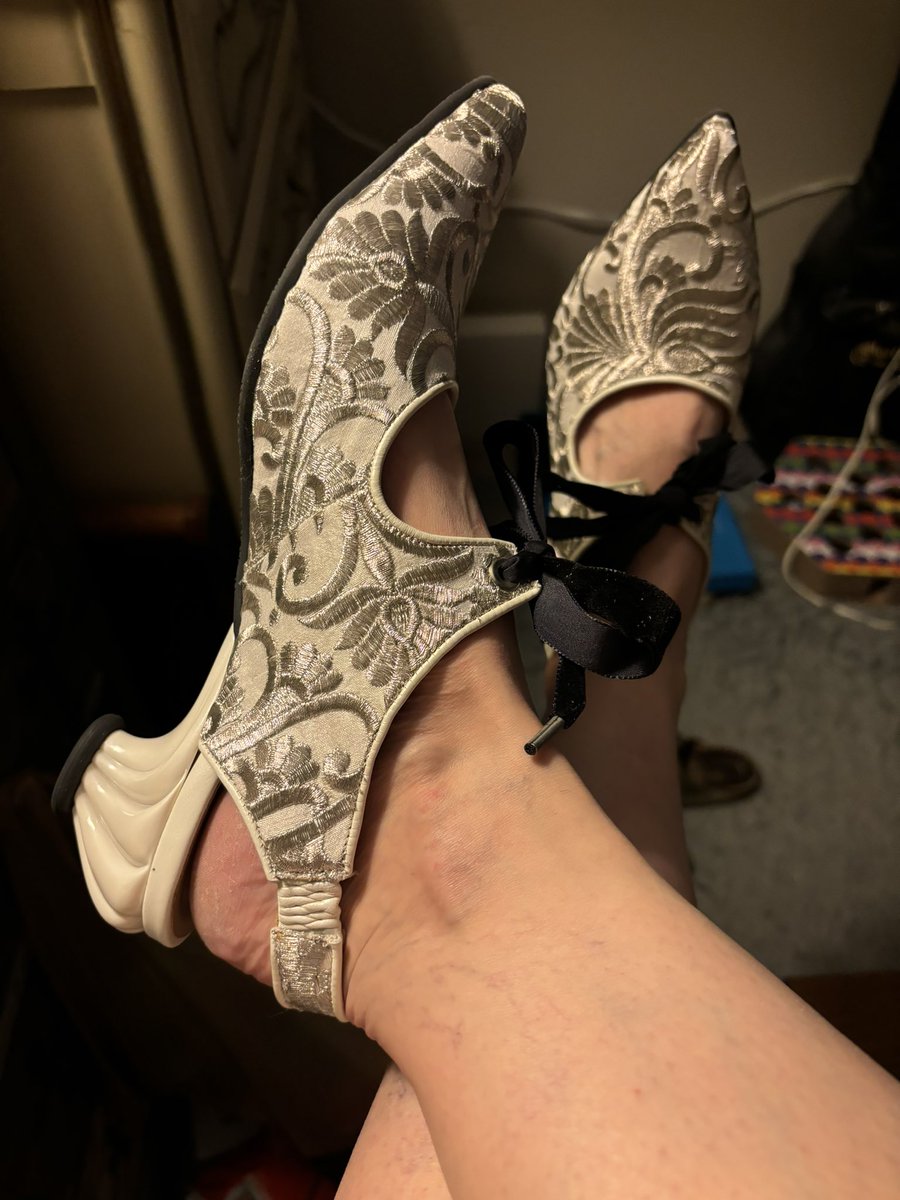 kathryn_kulp's tweet photo. Beautiful new shoes #fluevog https://t.co/wezwYmSuNW