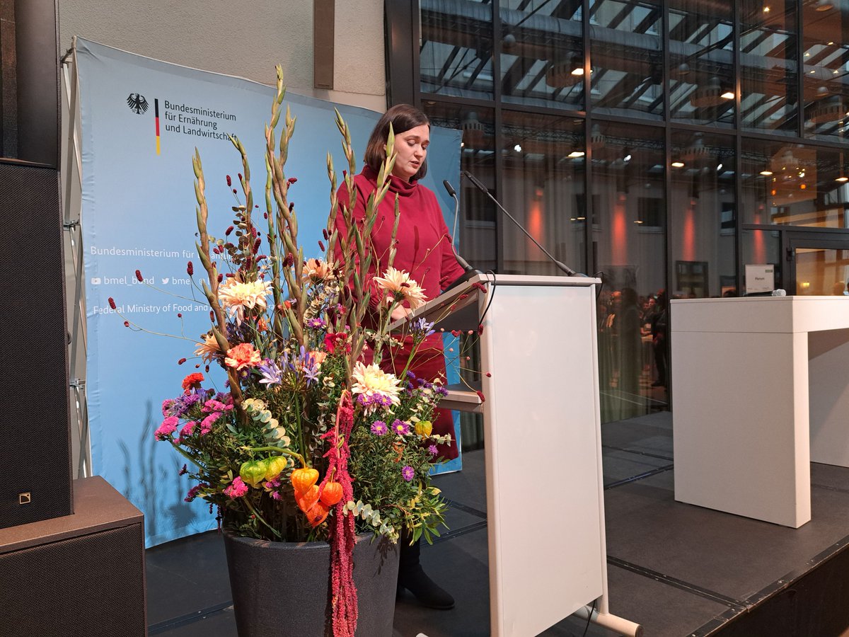 BZL_aktuell's tweet photo. Die #Innotage2024 sind eröffnet! PStin @GruenClaudia & @BueningFesel begrüßten rund 400 Besuchende im großen Forum. Spannende Einblicke in #Grünland | Nutzungsoptionen aus Wissenschaft, Praxis & Politik folgen in der Podiumsdiskussion.
#PTBLE #Innovationsförderung #BMEL https://t.co/0PrWRUyk3e