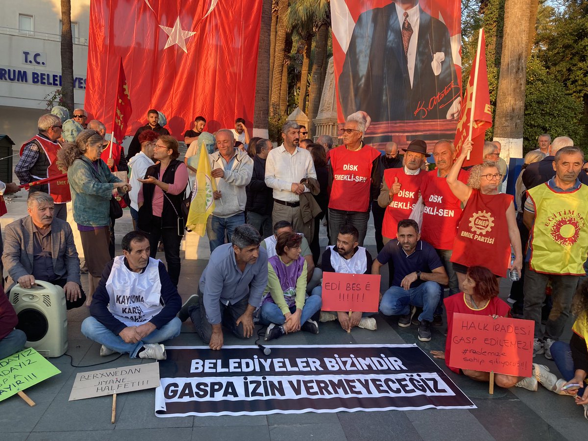 Bugün Menteşe, Datça, Milas ve Bodrum’da kayyım gaspına karşı halkların iradesini sahiplendiğimizi dile getirmek için meydanlardaydık.

Kayyım darbesini asla kabul etmeyeceğiz, darbeye karşı halkımızla birlikte direneceğiz.
Belediyeler irademizdir!
#kayyımdarbedir