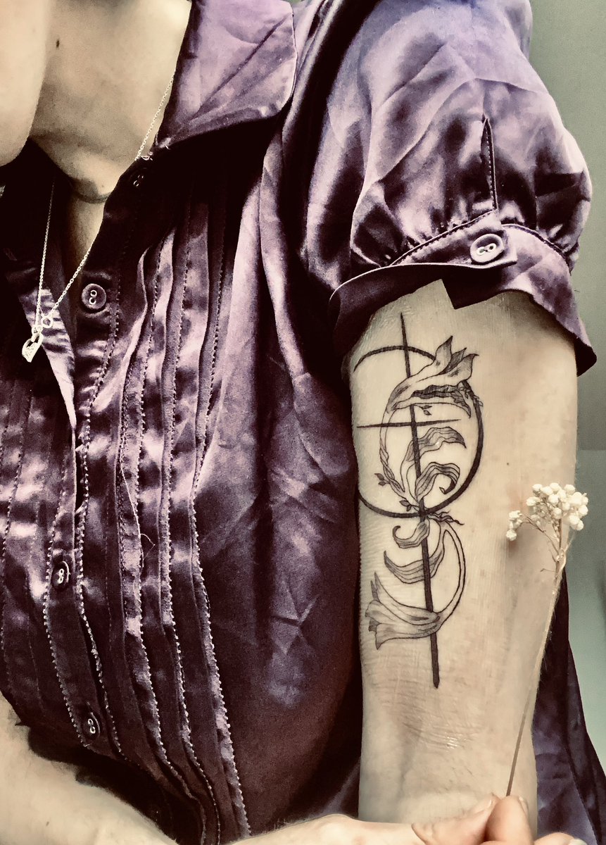 so happy to share my new ink! 😁 inspired by Elden Ring’s Shadow of the Erdtree, with a design specially commissioned from dear, dear friend <a href="/siriusbound/">siriusbound</a> and tattooed at Watermelon Tattoo by Tina Verini! 🌺 💜 🌙