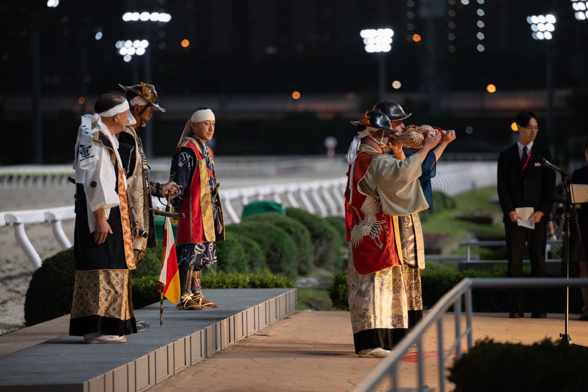 薄暮の大井競馬場で相馬野馬追🏇

騎馬武者の本馬場入場から、相馬流れ山、礼螺と発馬の螺。

#大井で野馬追