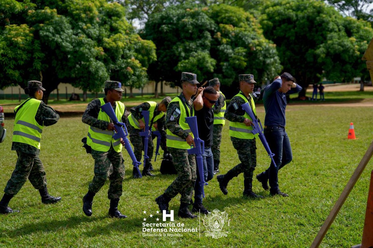 Por medio de ejercicios prácticos basados en simulacros para fortalecer y afianzar conocimientos en derechos humanos de los jóvenes que se adiestran como soldados, la SEDENA y <a href="/FFAAHN/">Fuerzas Armadas de Honduras</a>, iniciaron el proceso de formación “Las pistas de entrenamiento en derechos humanos”.