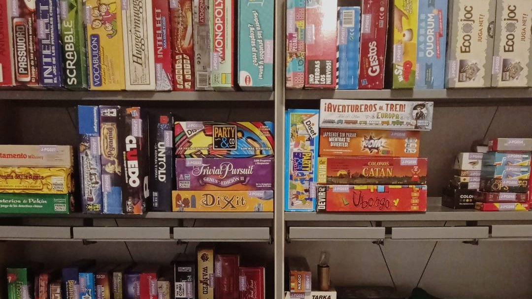 CasalEAMP's tweet photo. En un dia plujós com aquest els jocs de taula o el bricolatge a casa són una opció. Al traster trobareu opcions de tota mena. Ara mateix tenim 68 préstecs en actiu. Una mostra de com està de viu aquest projecte!
#casaleamp @ClotFede (Gestió Cívica) https://t.co/rLYKBD5y01