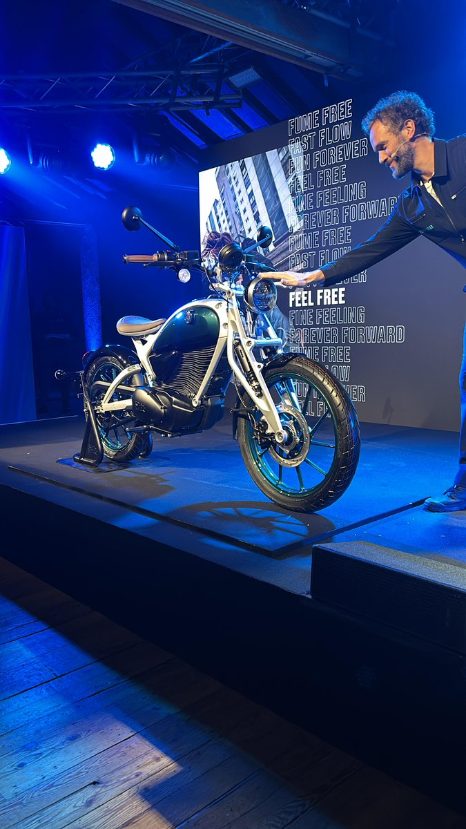 AckoDrive's tweet photo. Royal Enfield's first electric motorcycle - Flying Flea C6. 

#LiveLightly #FeelFree #RoyalEnfield #EV #FlyingFleaC6 https://t.co/JQBhnRkxSC