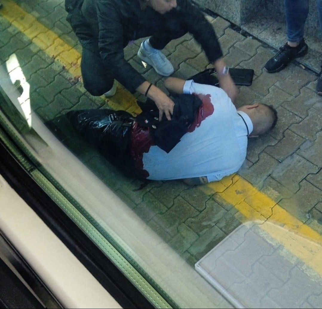roxsasso's tweet photo. Ancora una volta i cultori della filosofia del coltello hanno colpito un italiano.
Un capotreno, accoltellato mentre controllava i biglietti dri viaggiatori.
Ancora una volta immigrati protagonisti di un crimine contro gli Italiani. A quando un'indagine della UE sul razzismo di questi delinquenti africani contro gli Italiani?
A quando un rapporto strappalacrime contro questi maledetti?
Questo Governo sta diminuendo gli sbarchi e investendo maggiori risorse per la sicurezza a bordo dei nostri treni, ma i danni causati dalle politiche immigrazioniste degli ultimi anni hanno prodotto decine di migliaia di delinquenti, assassini, stupratori nelle nostre città che è difficile azzerare.
A questo si aggiunga la condotta di certi giudici che si oppongono alle nostre leggi, ai nostri provvedimenti contro gli immigrati clandestini, per non parlare di chi come Matteo Salvini rischia 6 anni di galera per aver impedito gli sbarchi e difeso i confini.
Solidarietà al capotreno e a tutte le vittime degli immigrati clandestini. 
Che siano maledetti loro, chi li ha fatti entrare e chi li protegge abusando dei propri poteri.