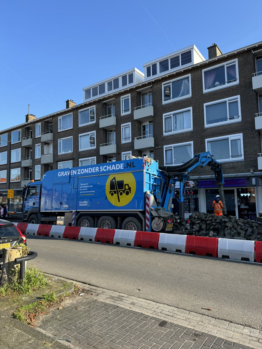 Vanmorgen fris en mistig maar de rest van de dag volop zon ☀️ het leverde weer prachtige foto’s 📸 op🤩 
Behalve mooie plaatjes mogen we deze week ook 2 nieuwe collega’s inwerken op de #grondzuigwagen, welkom bij de club Barry &amp; Peter 💙💪🤝 we zijn blij dat jullie erbij zijn!