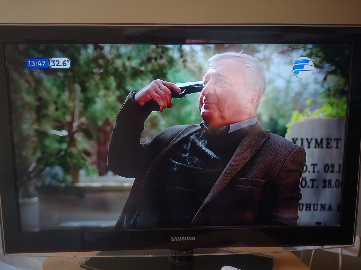 En que momento <a href="/Telefuturo/">Telefuturo</a> les pareció buena idea pasar esto a la siesta? Donde quedó eso de no publicitar el suicidio?