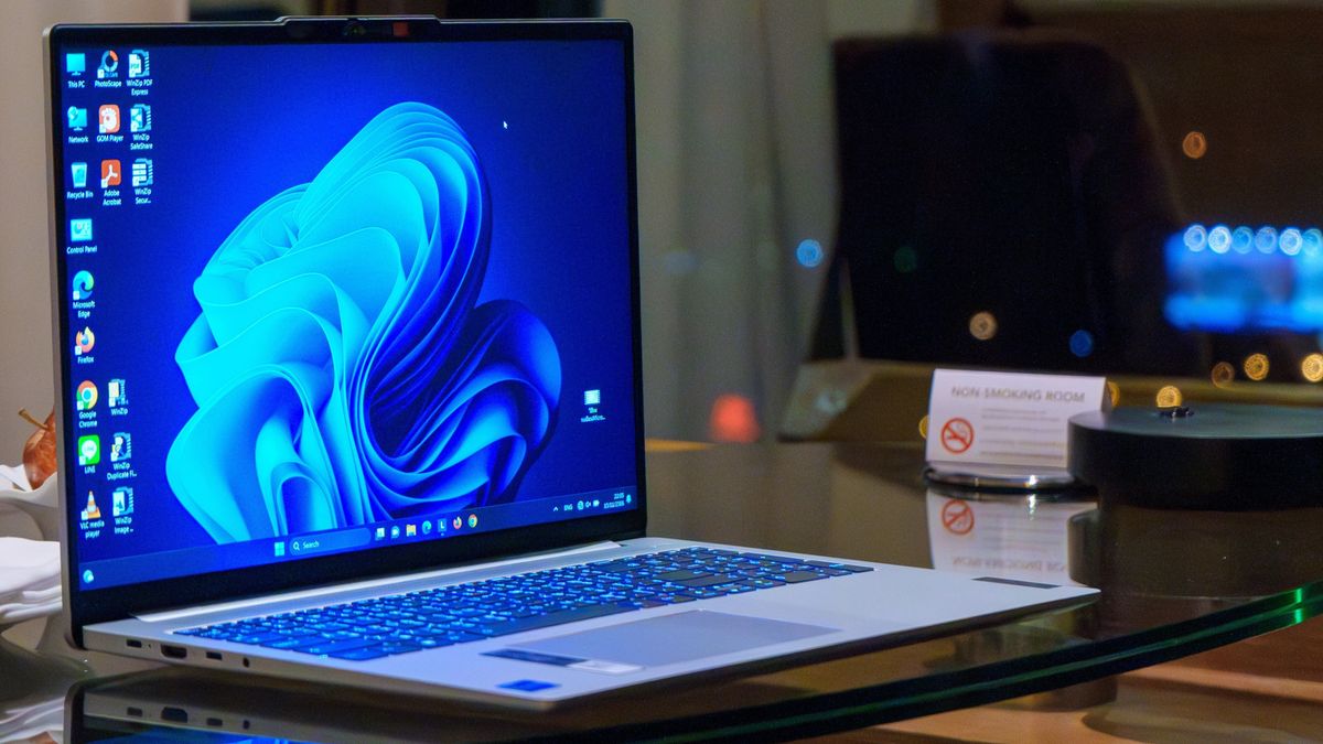 Windows 11 gains momentum with over 35% market share as Microsoft pushes for upgrades — Windows 10 still has the stronghold on the PC market trib.al/WITa4Qi