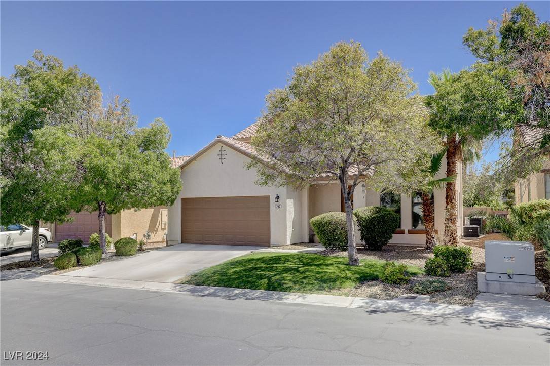 THENITROGROUPLV's tweet photo. 11242 Fiesole Street, Las Vegas, NV 89141 JUST SOLD🔥 Contact us for assistance in doing the same with your property. SCOTT JONES 702-300-7494 ✍️ CALL TODAY  
The buyer was first to see this home at my Open House 🏡 
THE NITRO TEAM @ REALTY ONE GROUP ☝️ 
BE FIRST NOT LAST! https://t.co/5sUzPQA0oA