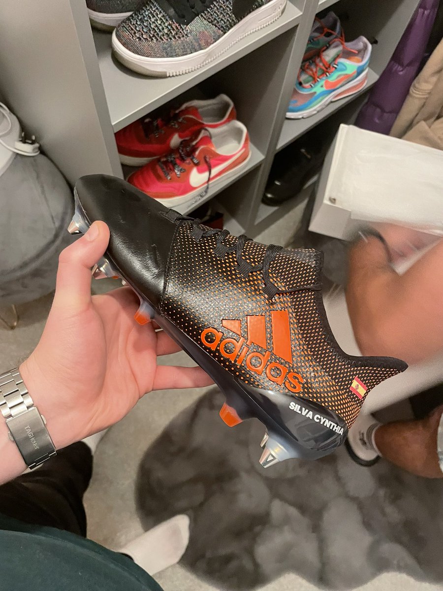 Fiiners's tweet photo. @AaronHowey My mate has a pair of David Silva’s boots, he’s friends with his personal Physio https://t.co/8dXKl8vfJk
