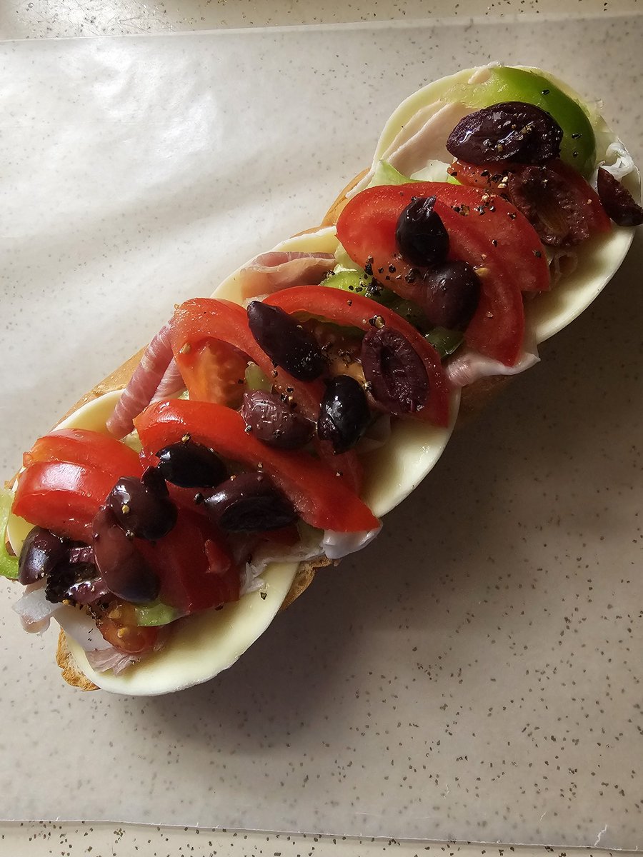 Titmousie2's tweet photo. #italiansandwich today
made with #prosciuttocotto and #provologne
๐ served with salt, cracked pepper, and extra virgin olive oil https://t.co/MpBtmNsbAB