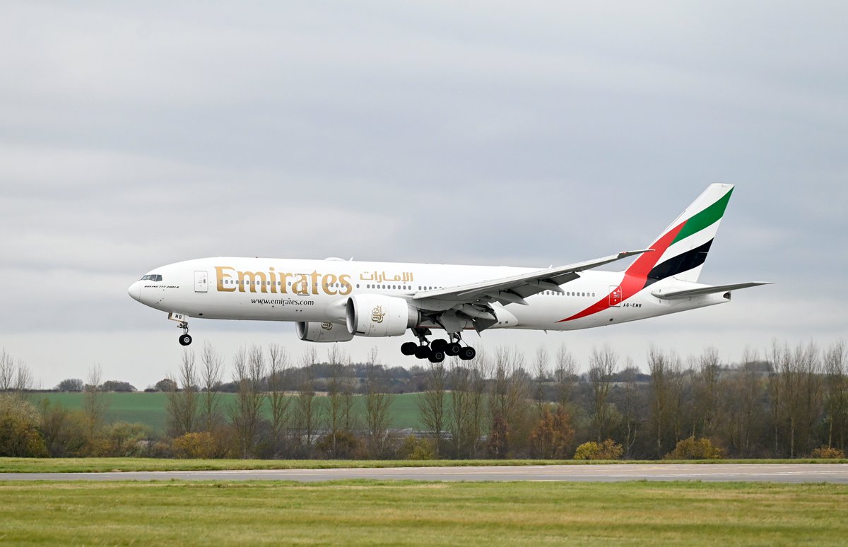 EDI_Airport's tweet photo. 🤝| It's great to have you back, @emirates.

A big day celebrating the airline's return to Scotland's busiest airport, with a helping hand from @EdinburghTattoo.

Daily flights between Edinburgh and Dubai are back for the first time since 2020, more here: https://t.co/ZciMqbsFAp https://t.co/PaWjg1CaM2